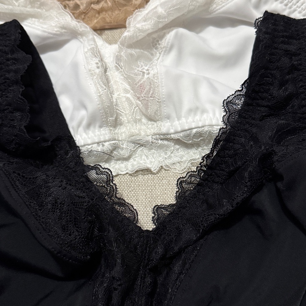 Breezies 3 Pack of Bras-No Wire/No Padding-3 Hook Back-Lace Detail-Sz Large-EUC - Picture 6 of 16
